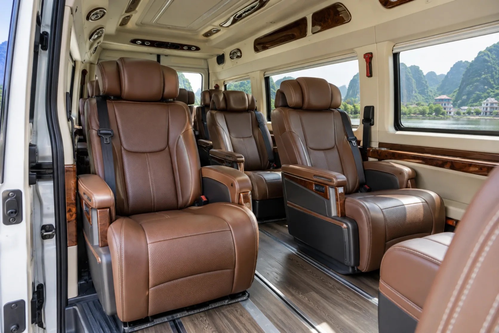ベトナムのリムジンバンの車内の座席。