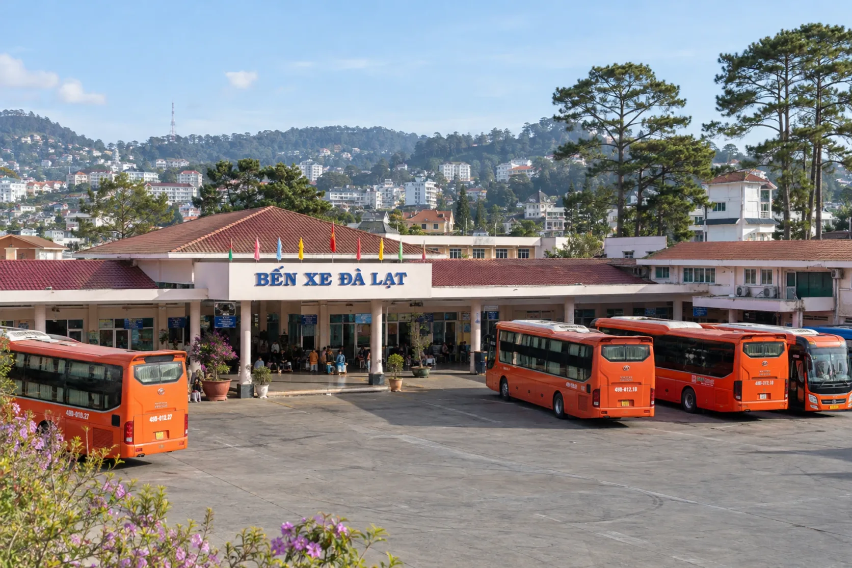 Bến xe Đà Lạt, con autocares en la explanada.