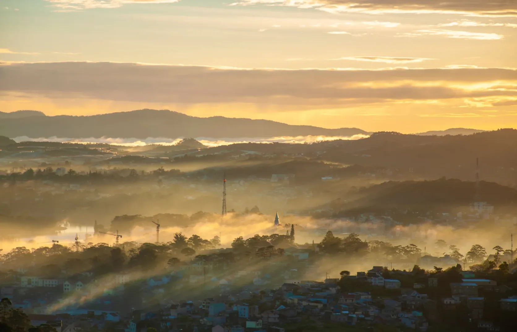 Colinas y valles de Da Lat entre la niebla de la mañana.