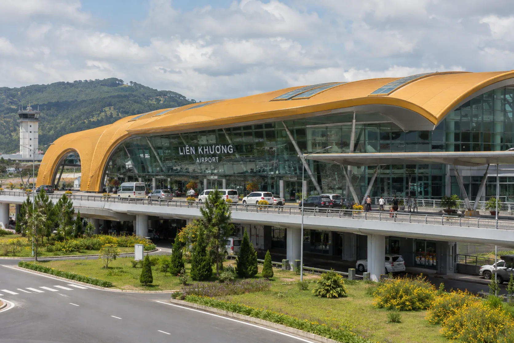 La terminal del aeropuerto de Liên Khương bajo su techo curvo.