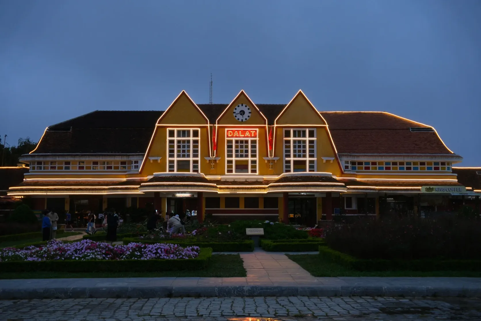 Bahnhof Da Lat bei Abenddämmerung; auf seiner historischen Strecke gibt es keine durchgehenden Züge von der Hauptstrecke.