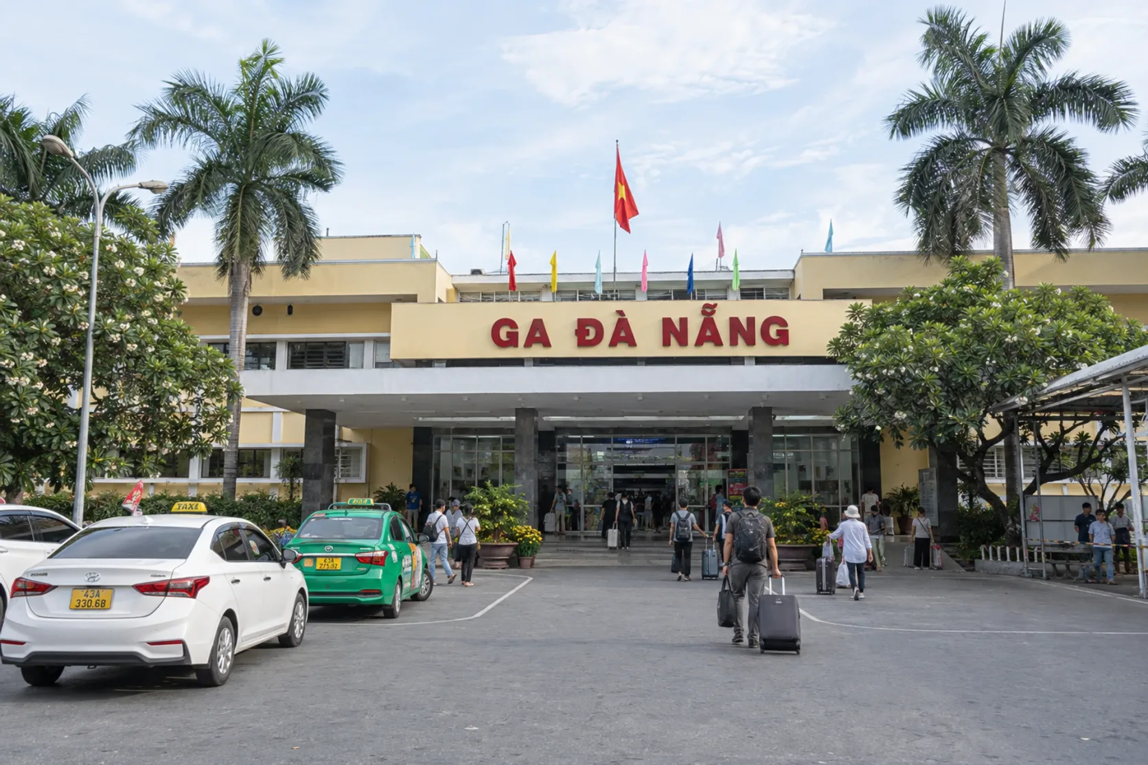 L’entrée de la gare Ga Đà Nẵng, avec des taxis devant.