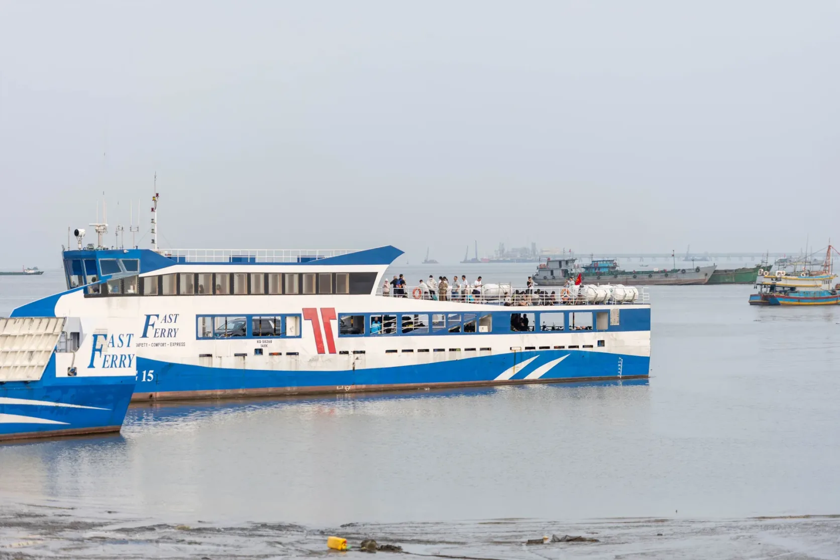 Eine schnelle Passagierfähre auf dem Wasser in Vietnam.