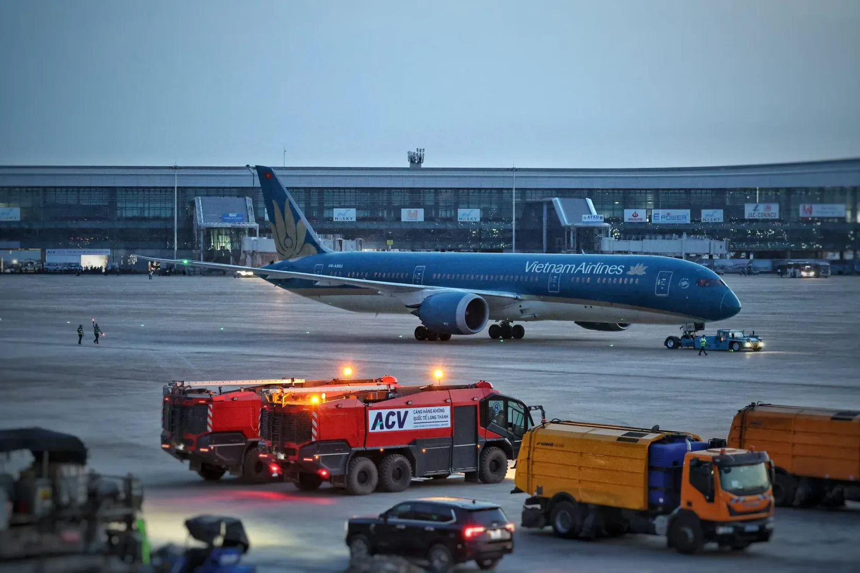 Ein Flugzeug von Vietnam Airlines am Flugsteig.