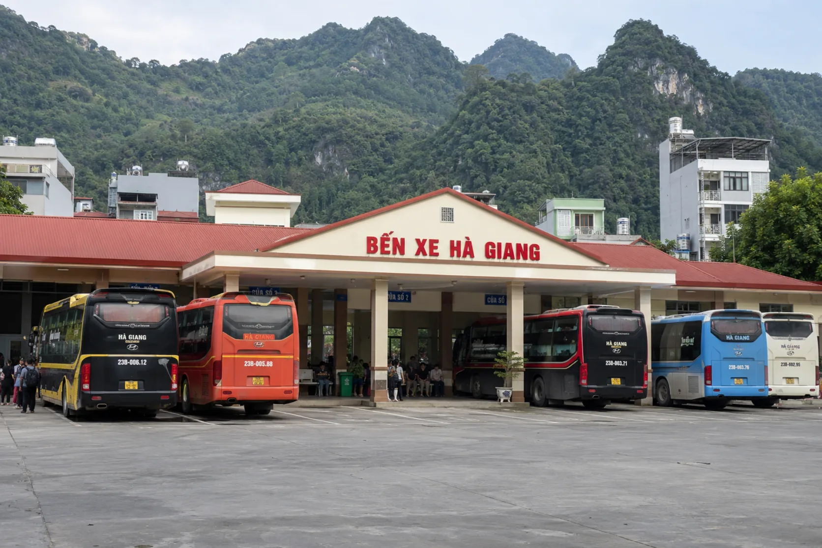 Bến xe Hà Giang, la terminal de autobuses de Ha Giang, con autobuses cama en las dársenas.