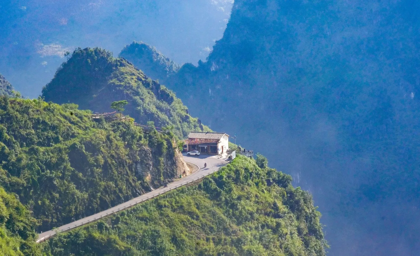 Eine in die Felswand gehauene Straße über einer Schlucht in Ha Giang.