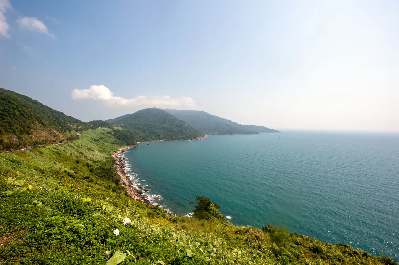Eine Bucht vom Hải-Vân-Pass aus gesehen.