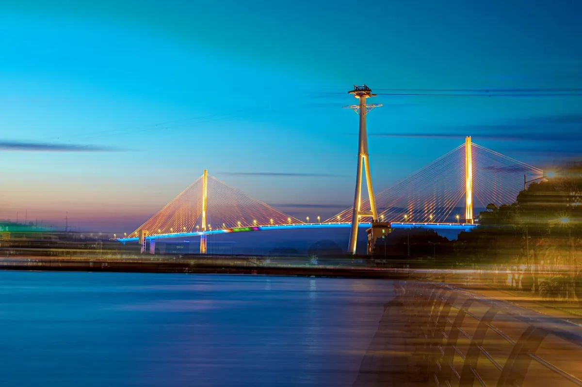 Die nachts beleuchtete Brücke Bãi Cháy.