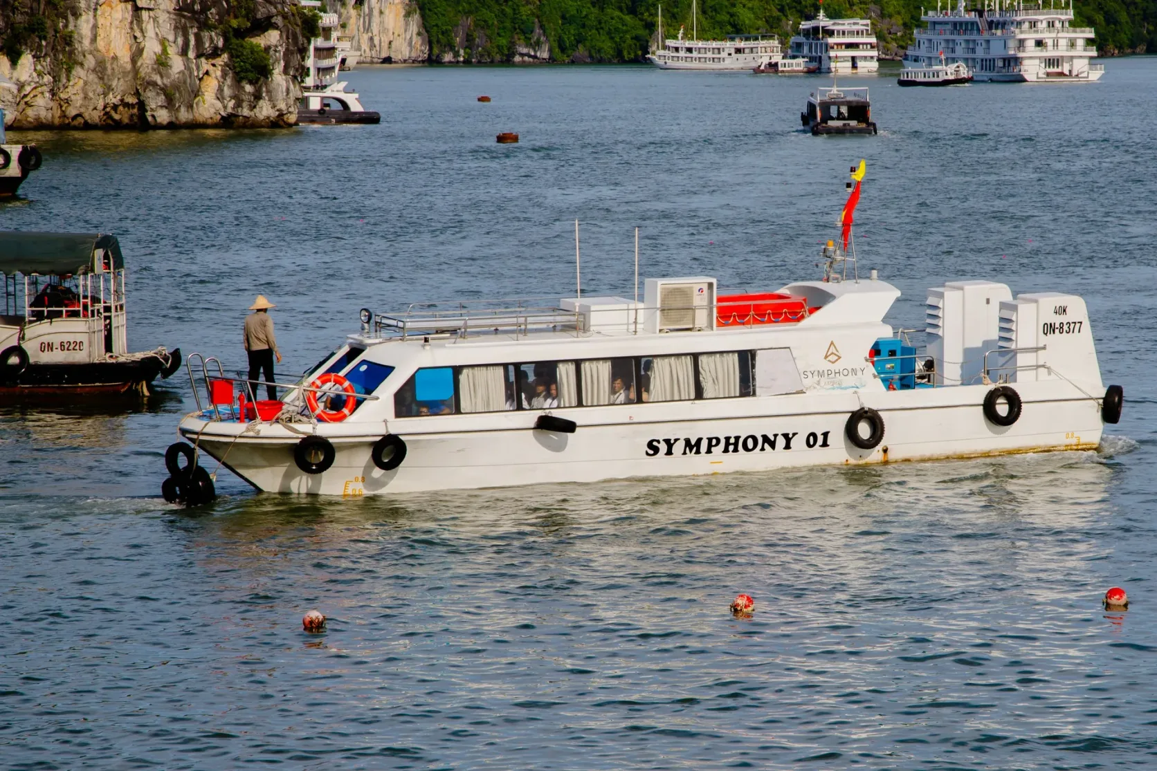 Ein weißes Ausflugsboot auf der Halong-Bucht.