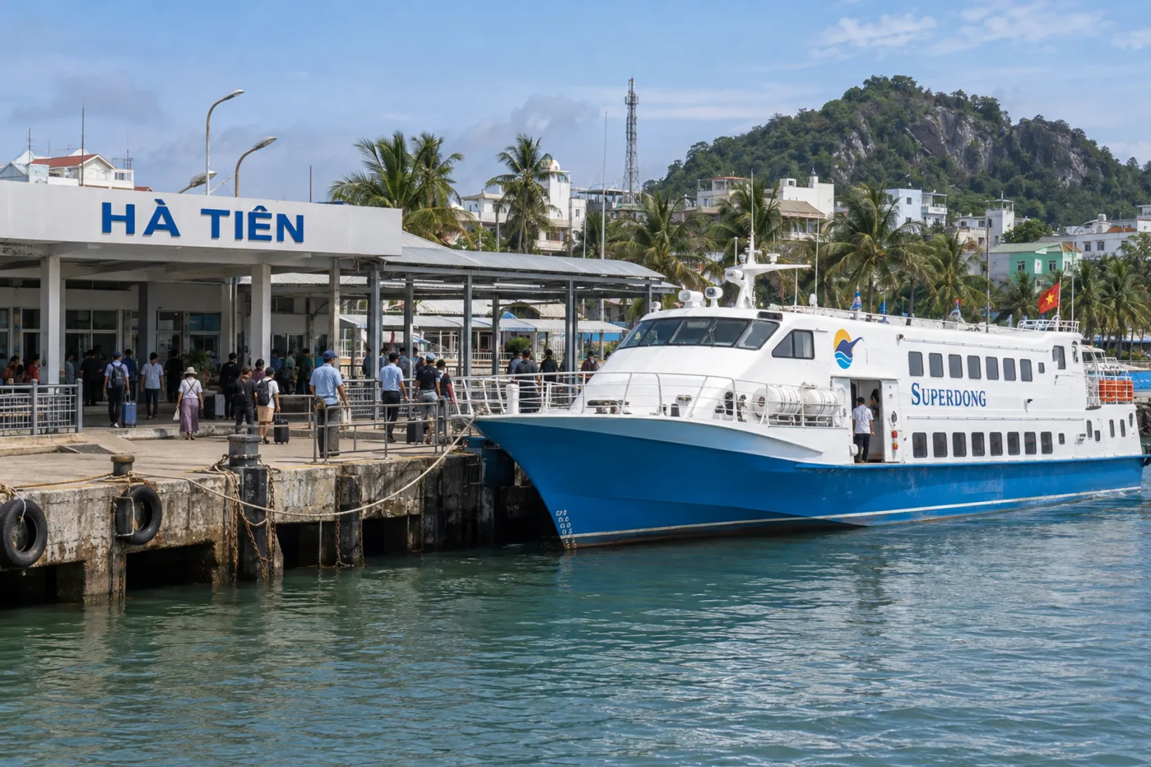 Fährterminal Hà Tiên, mit einem daneben vertäuten Superdong-Schnellboot.