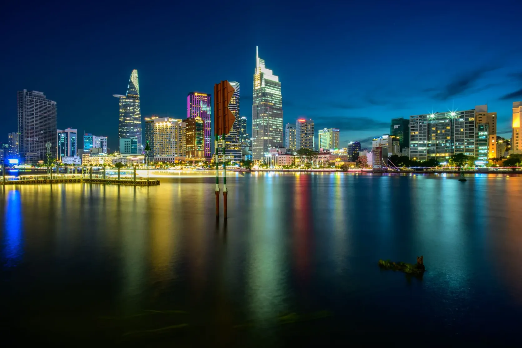 Der Saigon-Fluss und die Skyline von Ho-Chi-Minh-Stadt.