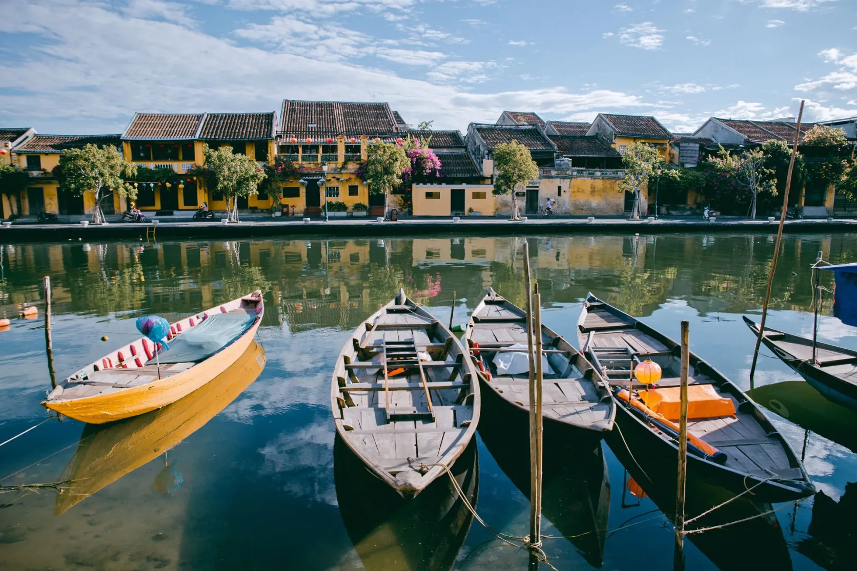 Boote auf dem Fluss Thu Bồn unterhalb der Altstadt von Hoi An.