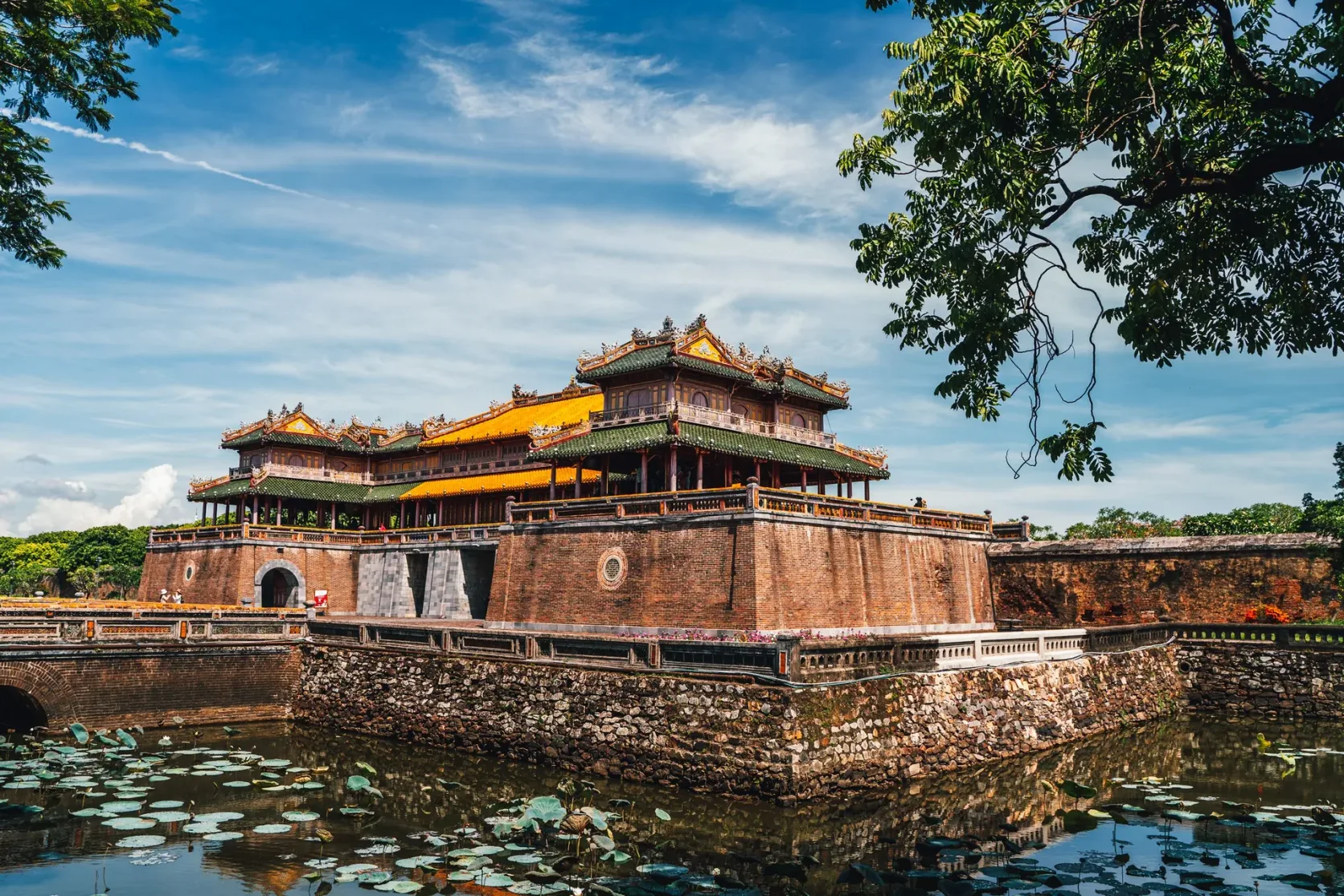Das Ngọ-Môn-Tor der Zitadelle von Hue, über den Wassergraben gesehen, bei Tag.