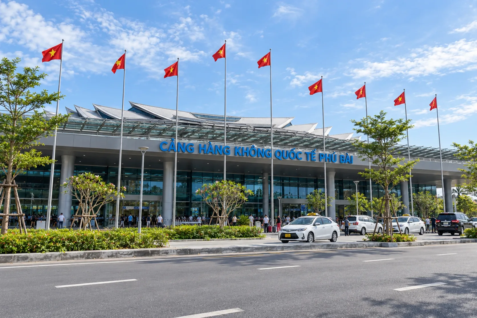 Das Passagierterminal am Flughafen Phú Bài, Huế, mit Taxis am Straßenrand.