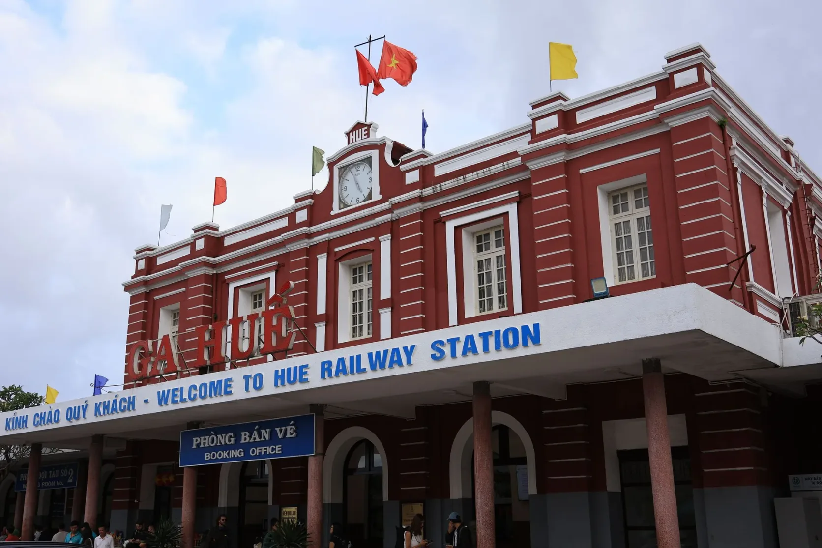 Die Fassade des Bahnhofs Ga Huế mit dem Bahnhofsnamen über dem Eingang.