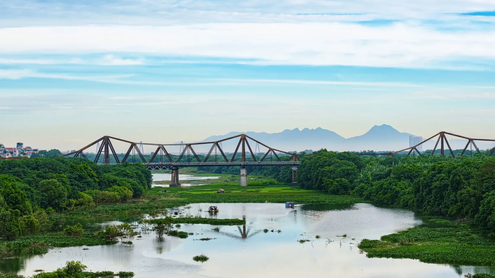 El puente Long Biên sobre el río Rojo en Hanói.