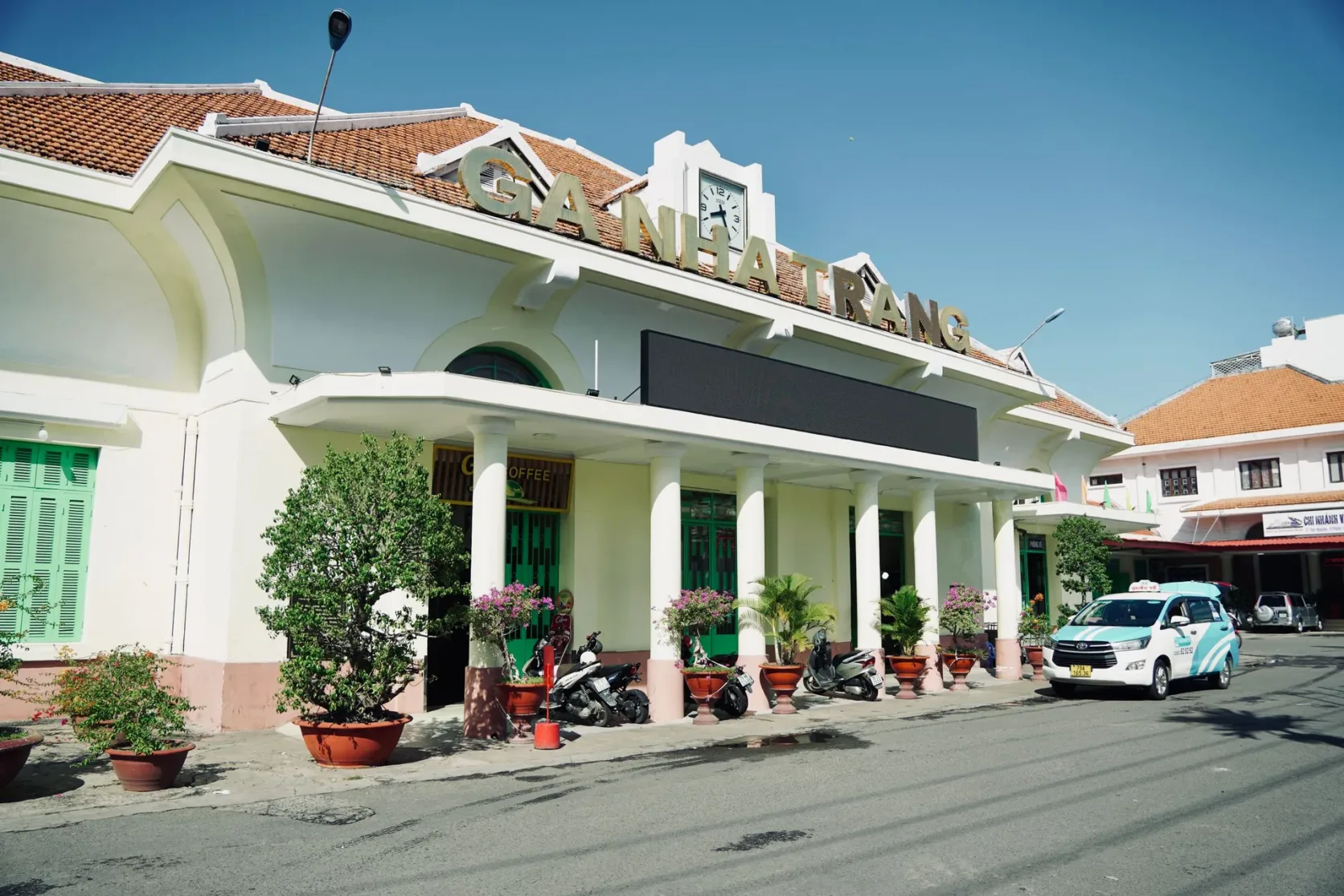 Ga Nha Trang railway station with its name above the entrance.
