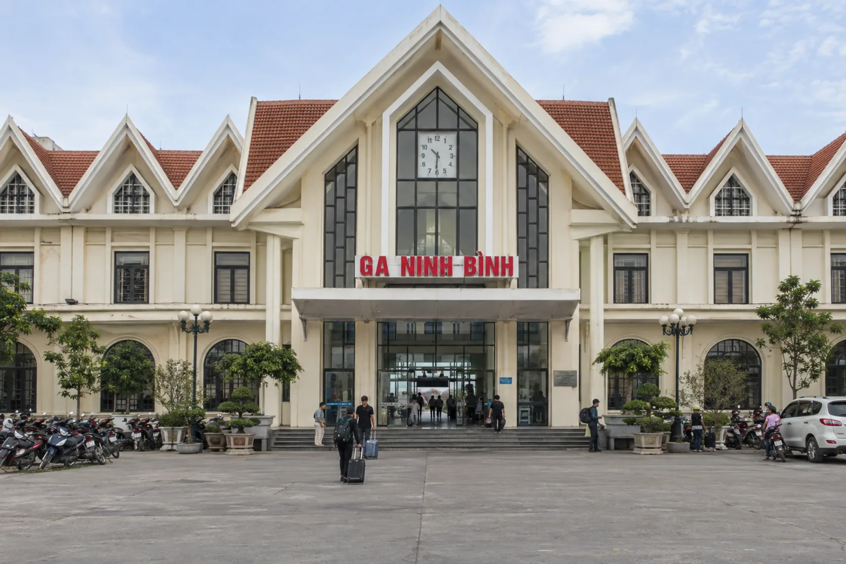Der Eingang zum Bahnhof Ga Ninh Bình mit seinem Namen über den Türen.