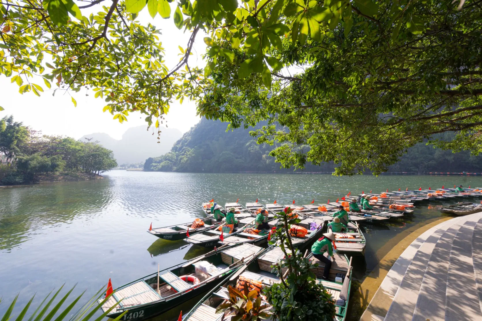 Ruderboote am Anleger Tam Coc außerhalb der Stadt Ninh Binh.