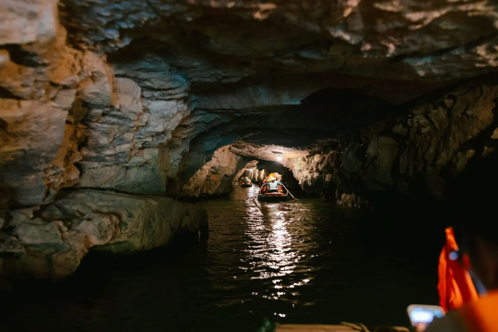Un recorrido en barca de remos por una cueva de Trang An.