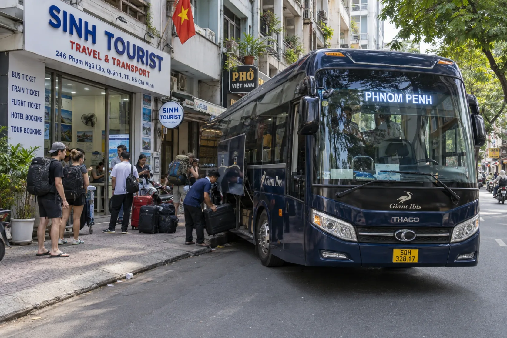 Un autocar a Phnom Penh recoge pasajeros frente a una oficina de viajes de Ciudad Ho Chi Minh.