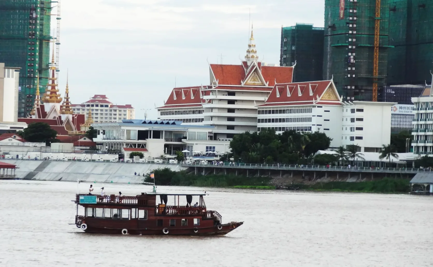Un barco fluvial frente al paseo junto al río de Phnom Penh.