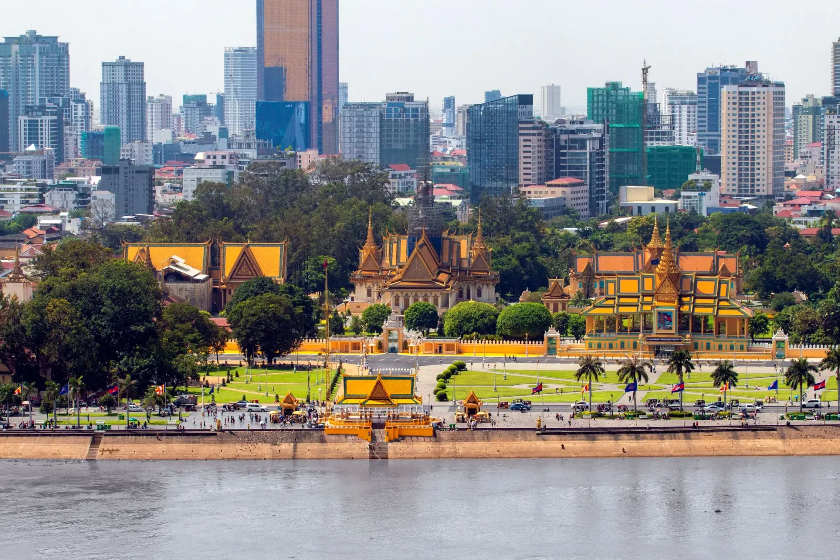 El Palacio Real de Phnom Penh y las torres de la ciudad al otro lado del río.