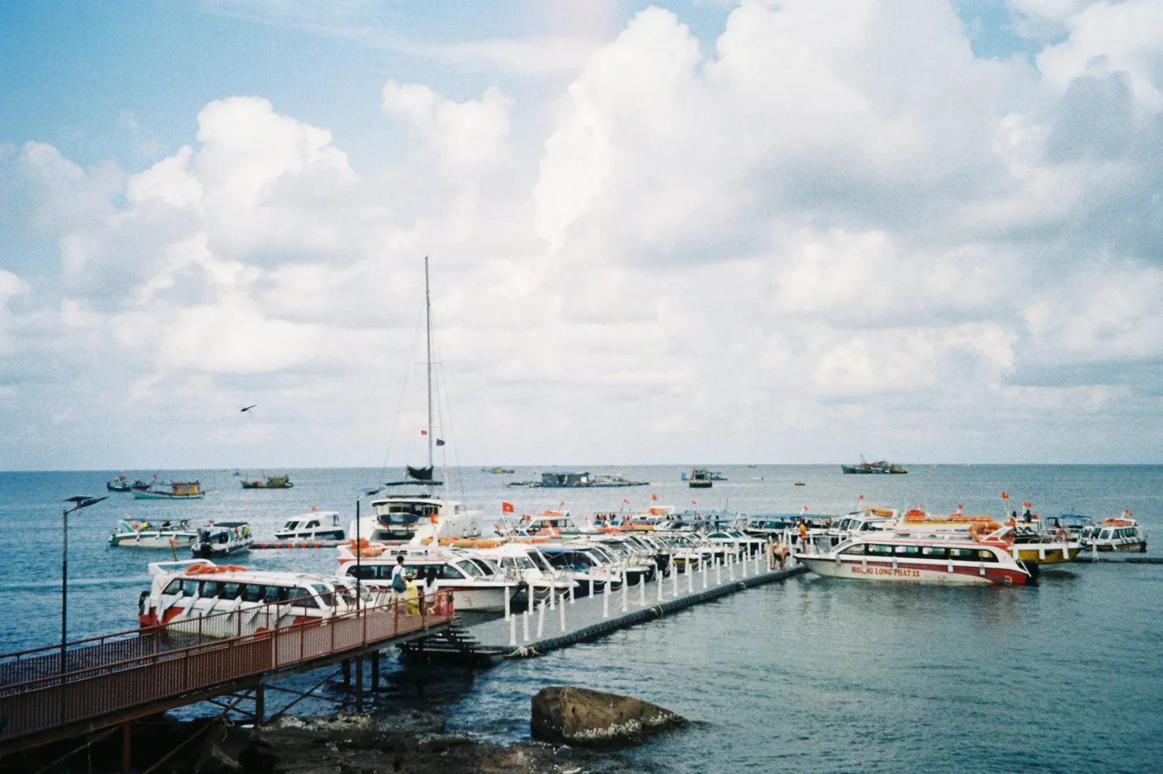 Passagierfähren an einem Anleger auf Phu Quoc.