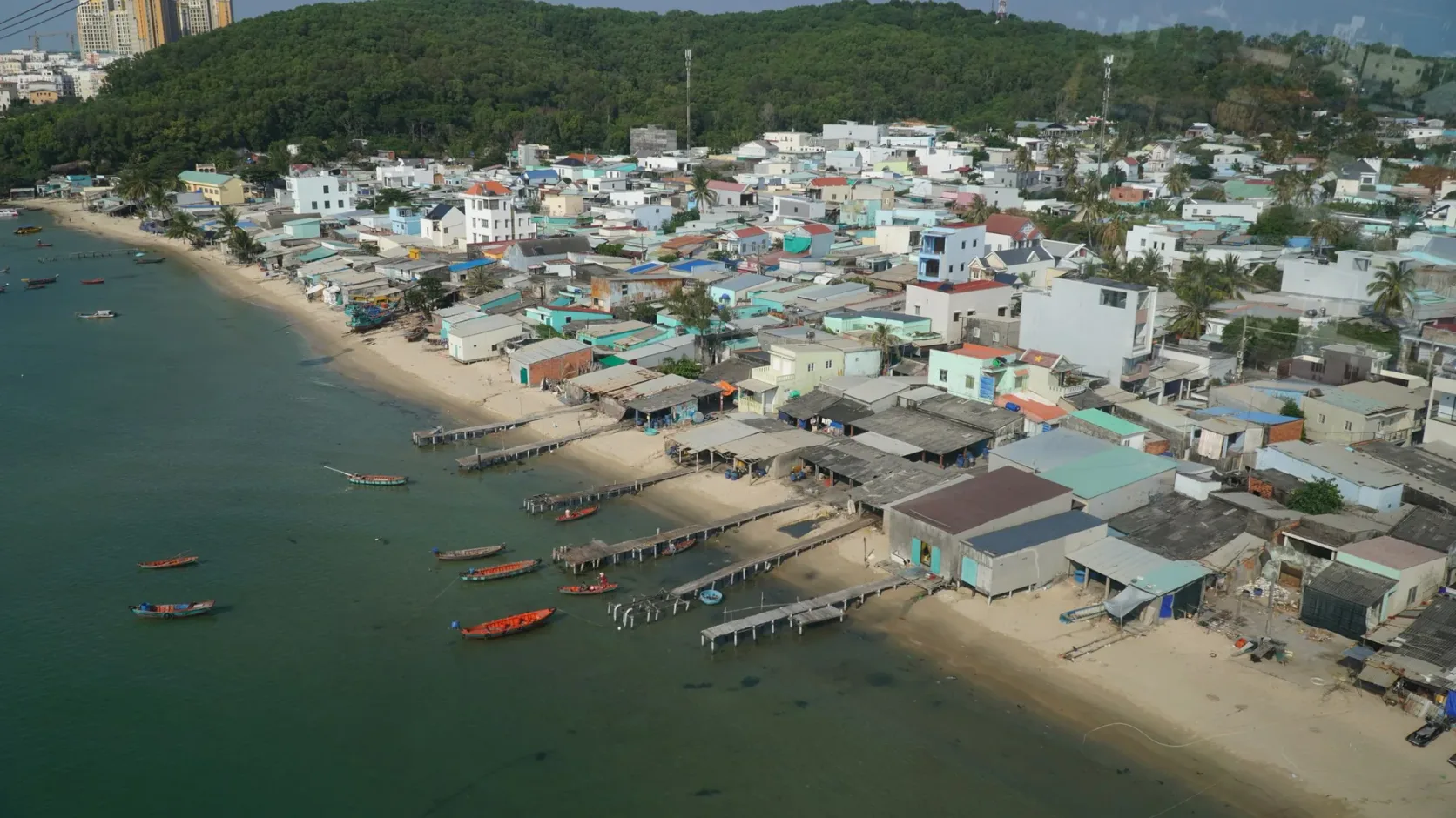 Die Küste von Phu Quoc mit Fischerbooten neben einem Dorf.