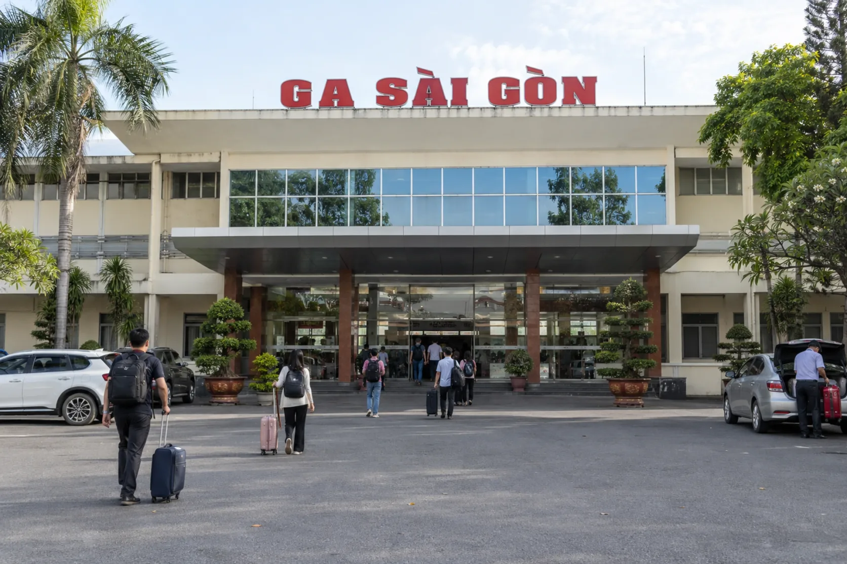 Der Eingang von Ga Sài Gòn, dem Bahnhof Saigon, mit seinem Namensschild.