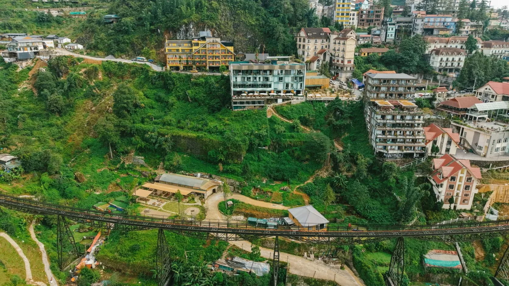 El pueblo de Sapa en su ladera, visto desde arriba.