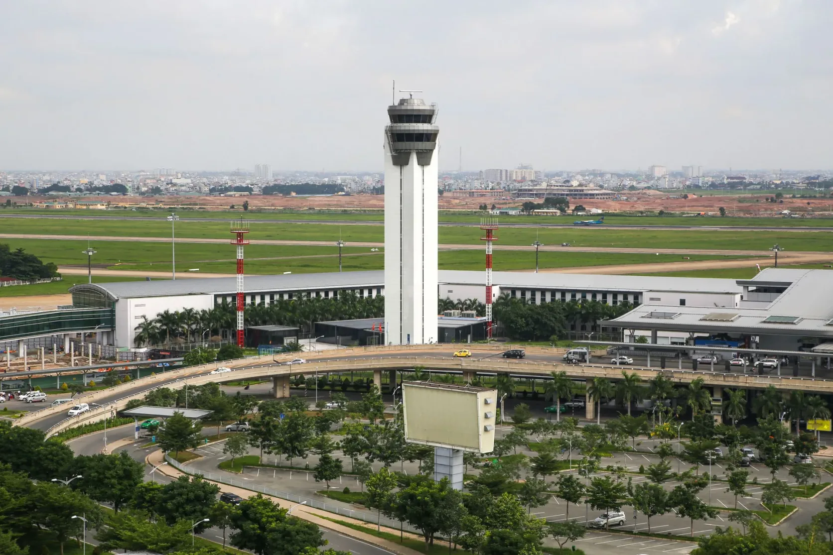 La tour de contrôle et l’aérogare de l’aéroport de Tân Sơn Nhất, à Hô-Chi-Minh-Ville, vues d’en haut.