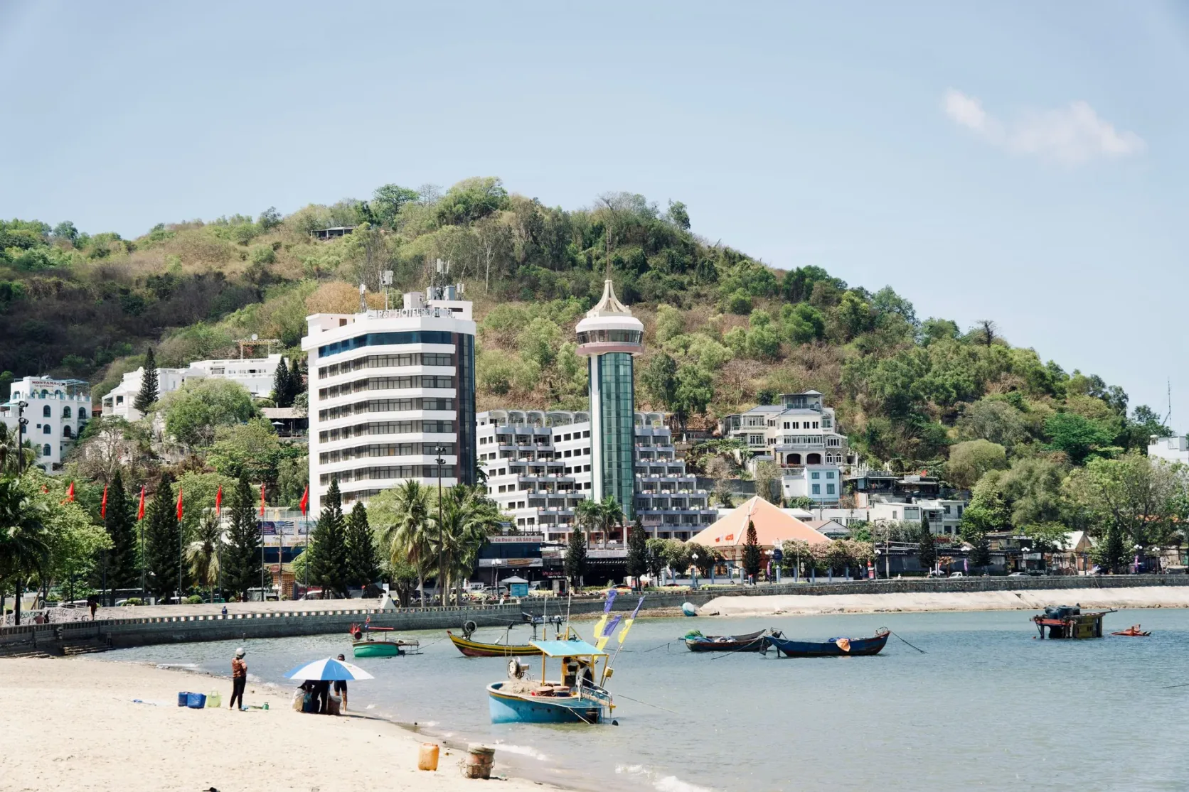 Der Hauptstrand von Vung Tau mit Hotels am Hang dahinter.